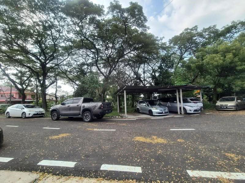 Cluster House for Sale in Seksyen 17 (Shah Alam) - Mohd Adryzam - Car Park - PropertyGuru.com.my