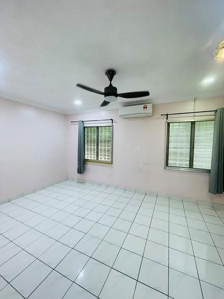 2.5-storey Terraced House for Sale in Rawang Perdana 2 (Rawang) - SK Luk - Bedroom - PropertyGuru.com.my