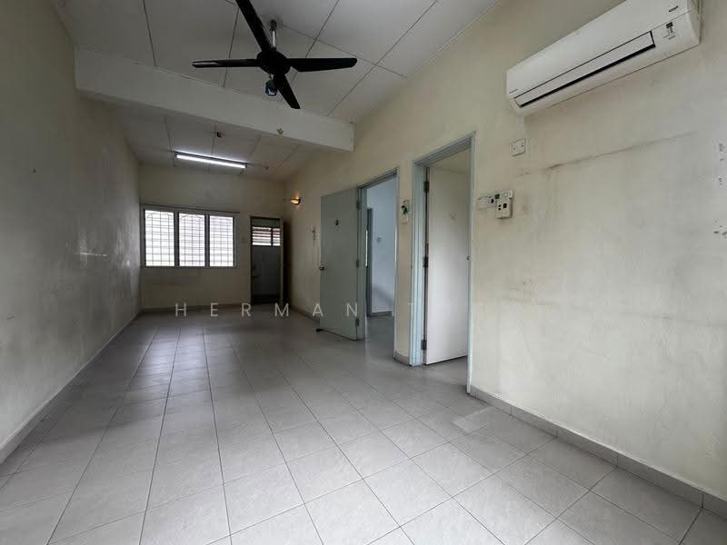 1-storey Terraced House for Sale in SS3 (Petaling Jaya) - Herman Thow - Living Room - PropertyGuru.com.my