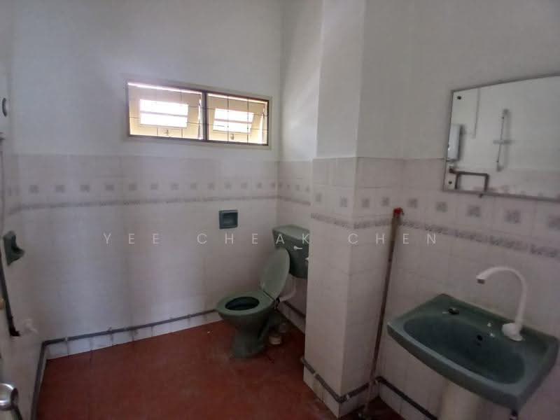 2-storey Terraced House for Rent in Usj 6 (Subang Jaya) - Yee Cheak Chen - Bathroom - PropertyGuru.com.my