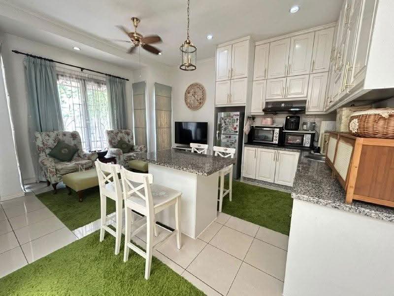Rumah Teres 2-Tingkat untuk Dijual di Bukit Jelutong (Shah Alam) - Nor Khafadzah - Living Room - PropertyGuru.com.my