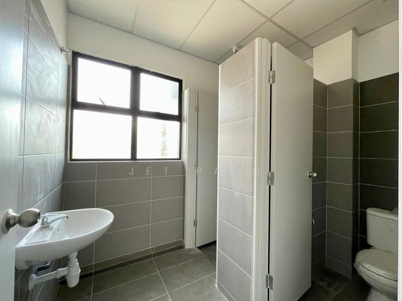 Kilang untuk Disewa di Taman Lagenda Putra (Kulai) - Jet Pang - Bathroom - PropertyGuru.com.my