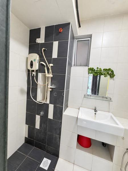 Service Residence for Sale at D'Ambience Residences (Pangsapuri Ikatan Flora) - Quinccy Lim - Bathroom - PropertyGuru.com.my