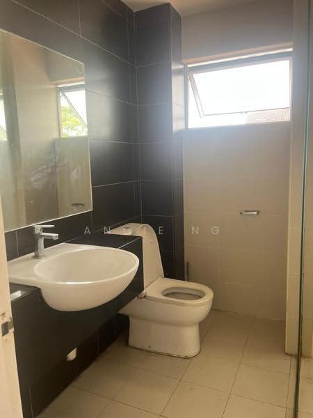 Rumah Berkembar untuk Dijual di Kota Emerald (Rawang) - Angie Ng - Bathroom - PropertyGuru.com.my