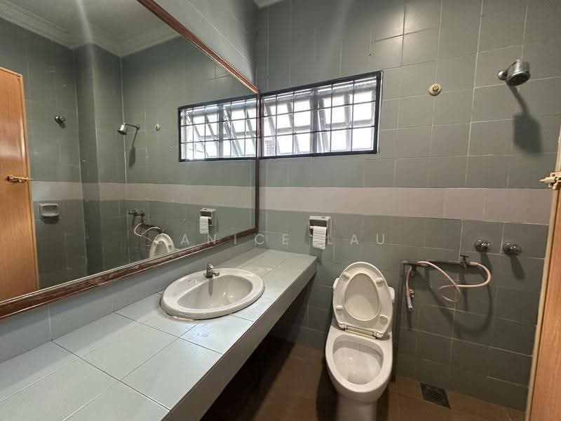Rumah Berkembar untuk Dijual di Sungai Long (Bandar Sungai Long) - Janice Lau - Bathroom - PropertyGuru.com.my