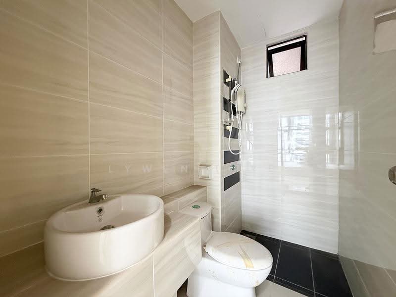 Kediaman Servis untuk Dijual di D'Summit Residences - Lywen Thye - Bathroom - PropertyGuru.com.my