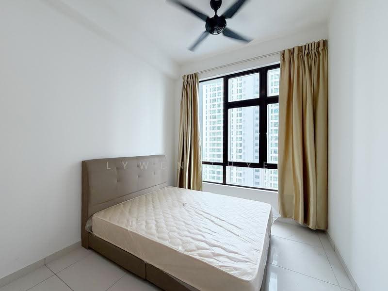 Kediaman Servis untuk Dijual di D'Summit Residences - Lywen Thye - Bedroom - PropertyGuru.com.my
