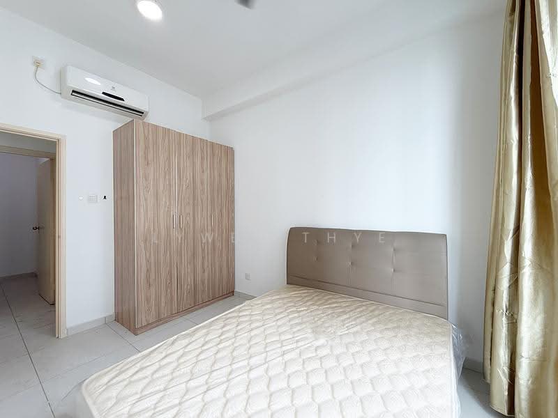 Kediaman Servis untuk Dijual di D'Summit Residences - Lywen Thye - Bedroom - PropertyGuru.com.my