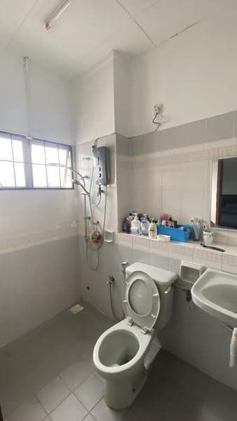 Rumah Teres 2-Tingkat untuk Dijual di Taman Perindustrian Sime Uep (Subang Jaya) - Lai Leng - Bathroom - PropertyGuru.com.my