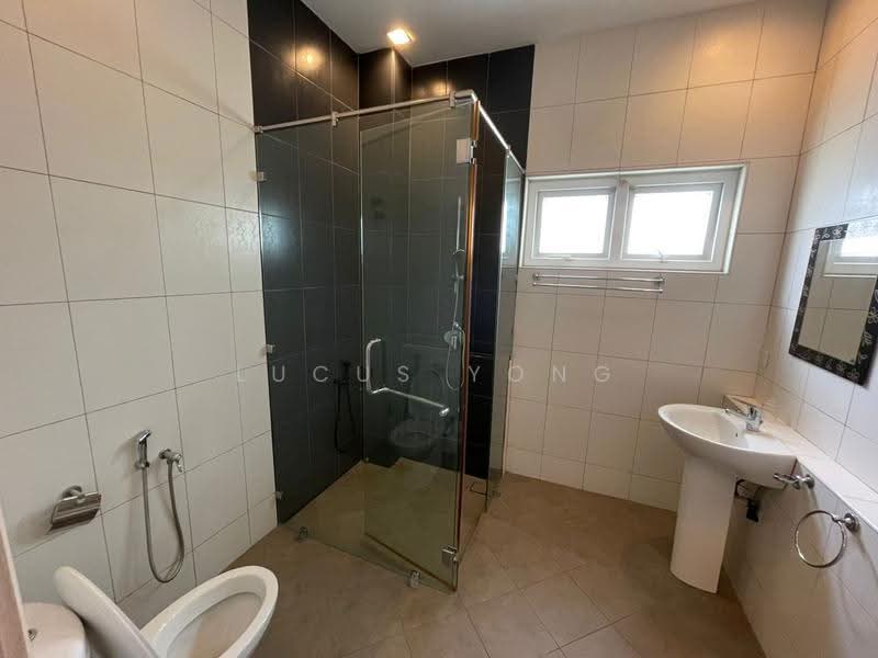 Bungalow House for Rent in Bukit Gita Bayu, Bluwater Estate, The Mines Resort (Seri Kembangan) - Lucus Yong - Bathroom - PropertyGuru.com.my