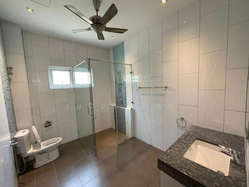 Bungalow House for Rent in Bukit Gita Bayu, Bluwater Estate, The Mines Resort (Seri Kembangan) - Lucus Yong - Bathroom - PropertyGuru.com.my