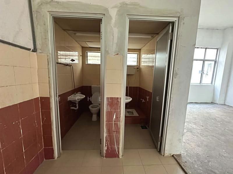 Shop / Office for Rent in Taman Perindustrian Pulau Indah (Klang) - Michelle Tee - Bathroom - PropertyGuru.com.my