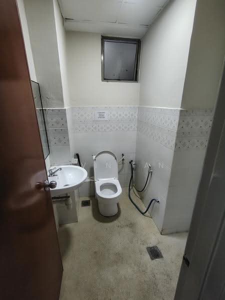 Kondominium untuk Disewa di Kelana Puteri - Kevin Tan - Bathroom - PropertyGuru.com.my