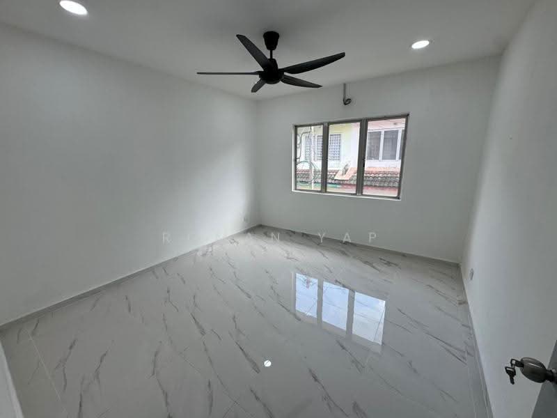 Rumah Teres untuk Dijual di Bandar Country Homes (Rawang) - Roman Yap - Interior - PropertyGuru.com.my