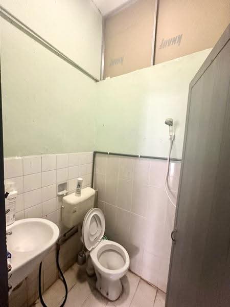 Semi-Detached House for Sale in Taman Abad (Johor Bahru) - Yik Tat - Bathroom - PropertyGuru.com.my