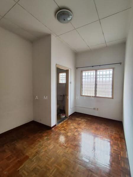 2-storey Terraced House for Sale in Bandar Putra Permai (Seri Kembangan) - Amy Chin - Bathroom - PropertyGuru.com.my