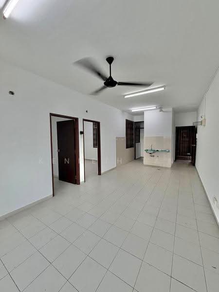 Pangsapuri untuk Dijual di Lake View Suites - Kenneth Tan - Living Room - PropertyGuru.com.my