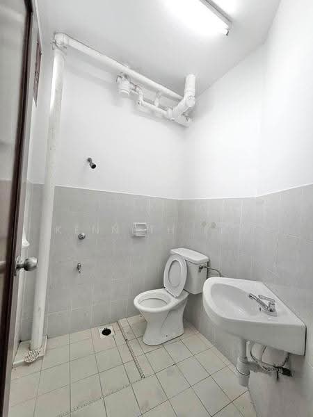 Pangsapuri untuk Dijual di Lake View Suites - Kenneth Tan - Bathroom - PropertyGuru.com.my