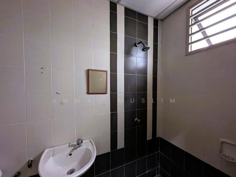Pangsapuri untuk Dijual di Anggerik Residensi - Ahmad Muslim - Bathroom - PropertyGuru.com.my