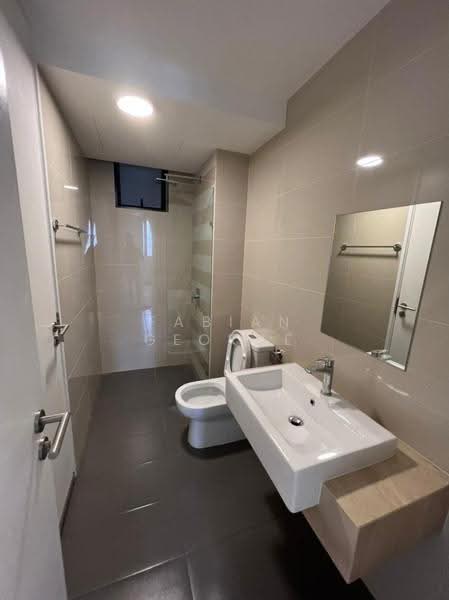 Kediaman Servis untuk Dijual di United Point (Residensi Berpadu) - Fabian George - Bathroom - PropertyGuru.com.my