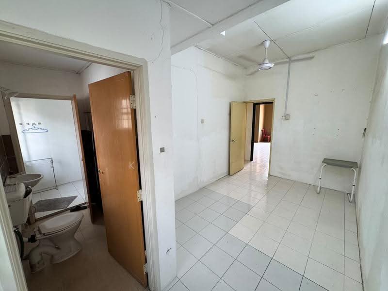 2-storey Terraced House for Sale in Taman Desa Mas (Rawang) - Kelvin . - Bathroom - PropertyGuru.com.my
