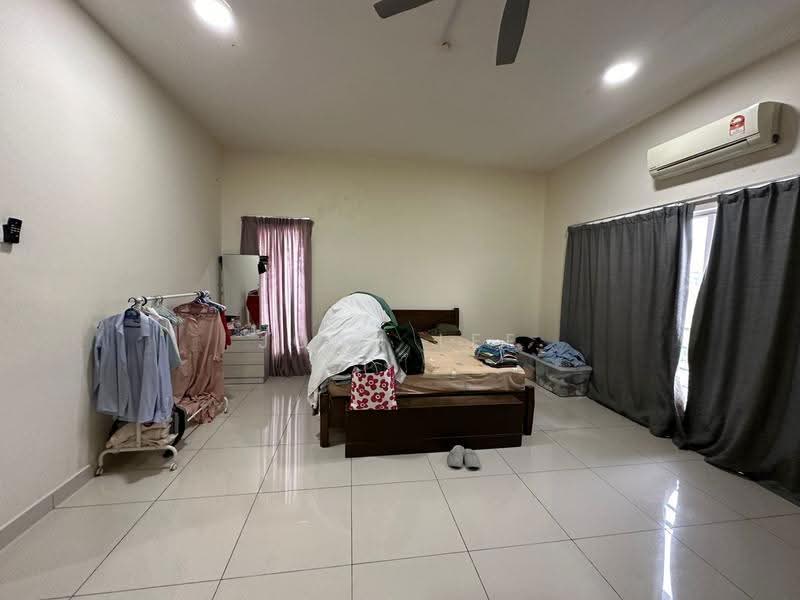 2.5-storey Terraced House for Sale in Batu Pahat (Johor) - Joan Lee - Bedroom - PropertyGuru.com.my