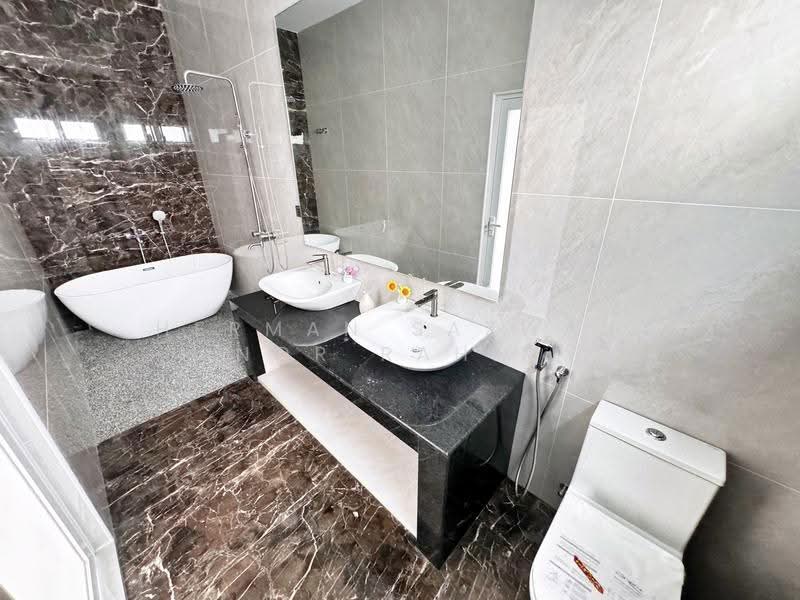 Bungalow House for Sale in Kajang (Selangor) - Herman Sazwan Nor Rahim - Bathroom - PropertyGuru.com.my