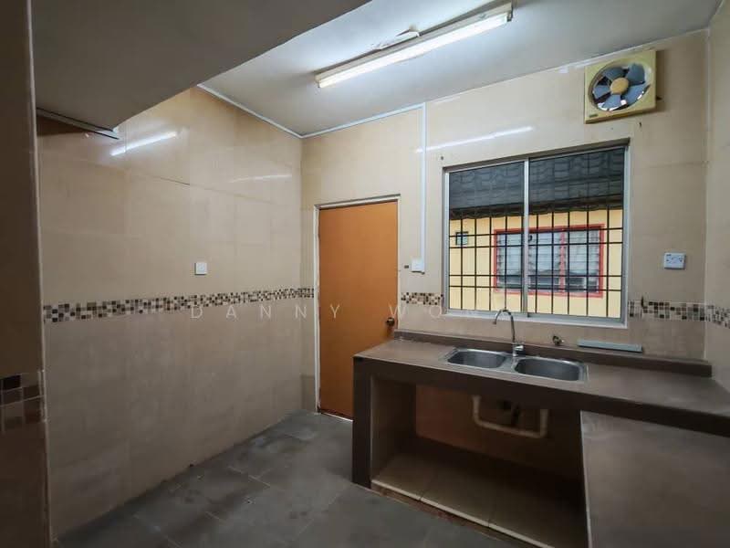 Rumah Teres 2-Tingkat untuk Disewa di Taman Desa Mas (Rawang) - Danny Wong - Kitchen - PropertyGuru.com.my