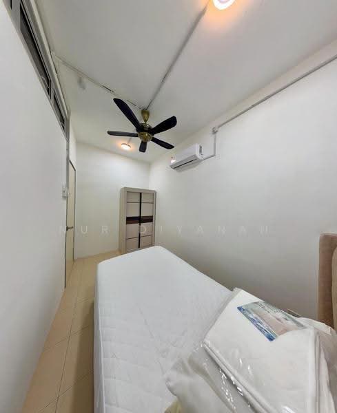 Room 5 (Small) : RM 700/month