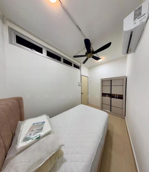 Room 5 (Small) : RM 700/month