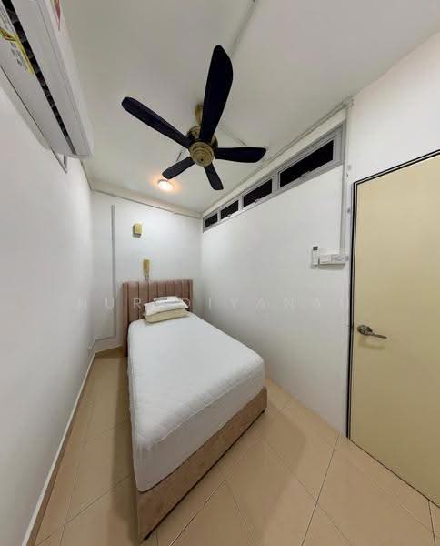 Room 5 (Small) : RM 700/month