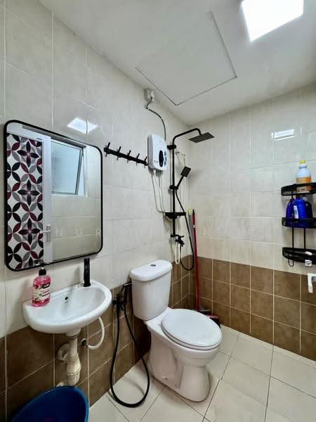 2nd Bathroom (shared)