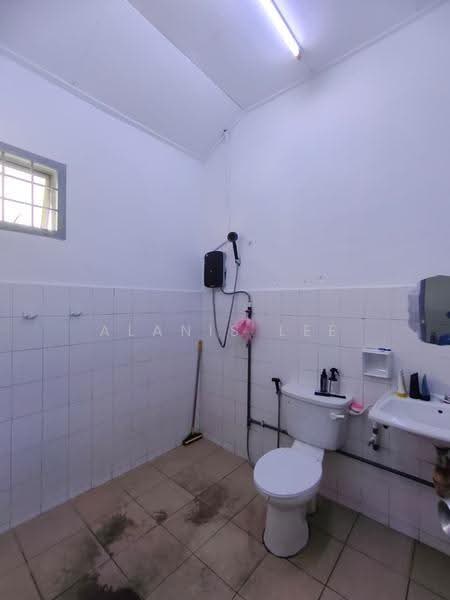 Rumah Teres 2-Tingkat untuk Dijual di Taman Megah Ria (Masai) - Alanis Lee - Bathroom - PropertyGuru.com.my