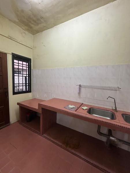 2-storey Terraced House for Rent in Taman Mount Austin (Tebrau) - Alanis Lee - Kitchen - PropertyGuru.com.my