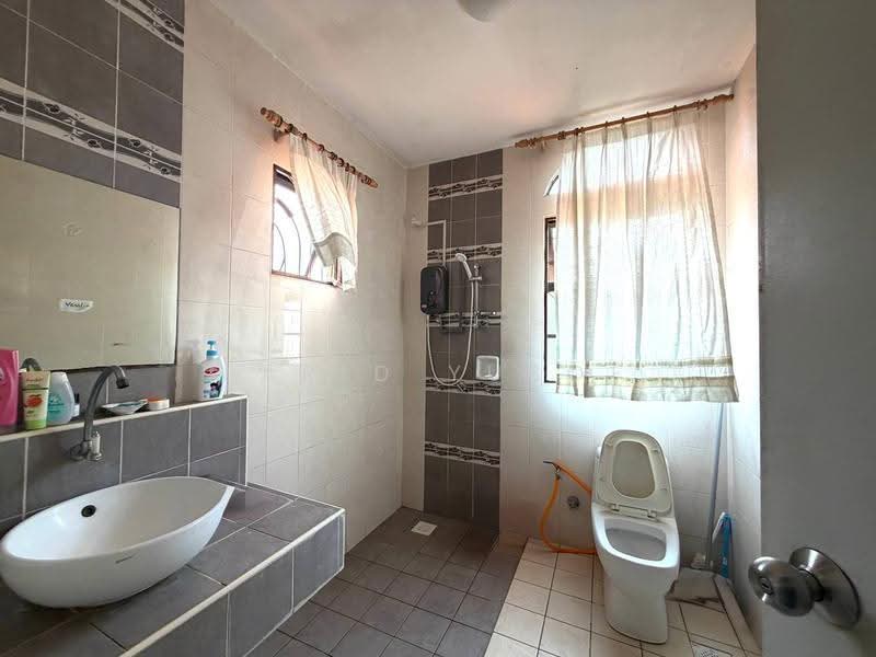 Semi-Detached House for Sale in Seksyen 7 (Shah Alam) - Farid Yusof - Bathroom - PropertyGuru.com.my