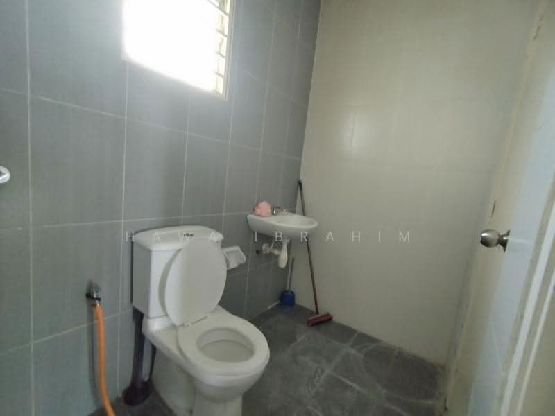 Rumah Teres 2-Tingkat untuk Dijual di Taman Dato Demang (Seri Kembangan) - Hawa Ibrahim - Bathroom - PropertyGuru.com.my