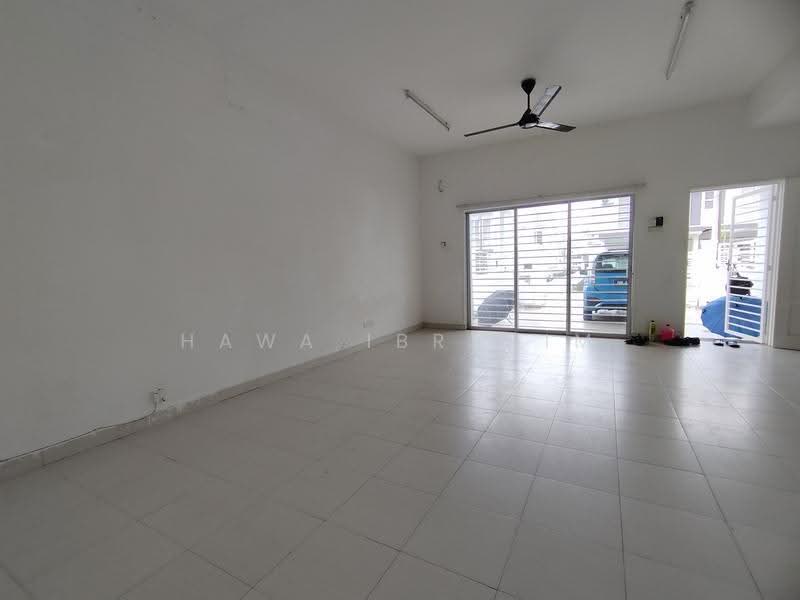 Rumah Teres 2-Tingkat untuk Dijual di Taman Dato Demang (Seri Kembangan) - Hawa Ibrahim - Living Room - PropertyGuru.com.my