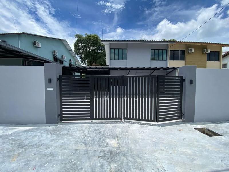 Rumah Berkembar untuk Dijual di Taman Majidee (Johor Bahru) - JAN AU - Exterior - PropertyGuru.com.my