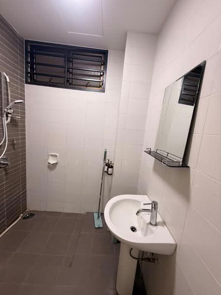 Kediaman Servis untuk Dijual di Palazio - Queenie Ng - Bathroom - PropertyGuru.com.my