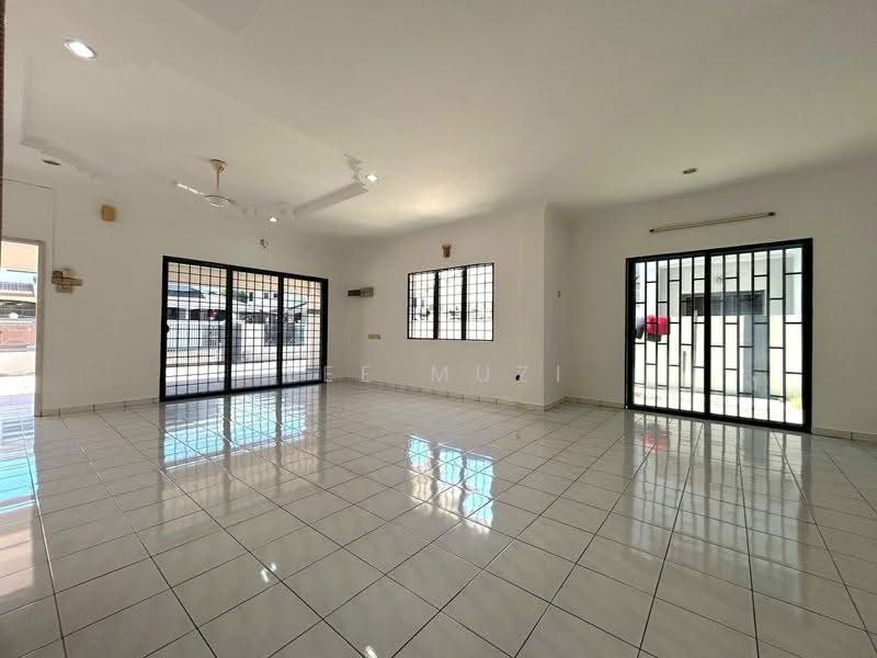 Rumah Berkembar untuk Dijual di Taman Sinfar (Ipoh) - Lee Muzi - Living Room - PropertyGuru.com.my