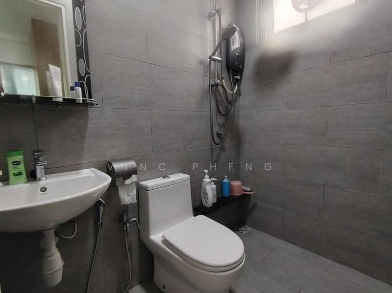Service Residence for Sale at Ong Kim Wee Residence - Vinc Pheng - Bathroom - PropertyGuru.com.my