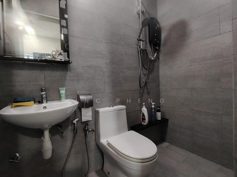 Service Residence for Sale at Ong Kim Wee Residence - Vinc Pheng - Bathroom - PropertyGuru.com.my