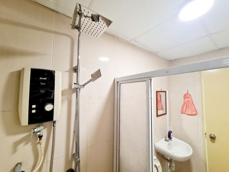 Kediaman Servis untuk Dijual di OUG Parklane - Sean Chia - Bathroom - PropertyGuru.com.my