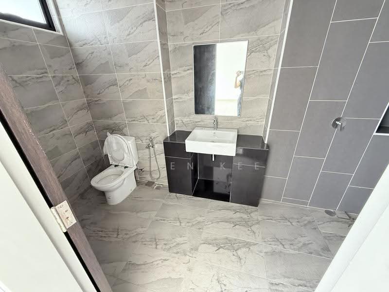 Cluster House for Sale in Taman Mount Austin (Tebrau) - Jaden Kee - Bathroom - PropertyGuru.com.my