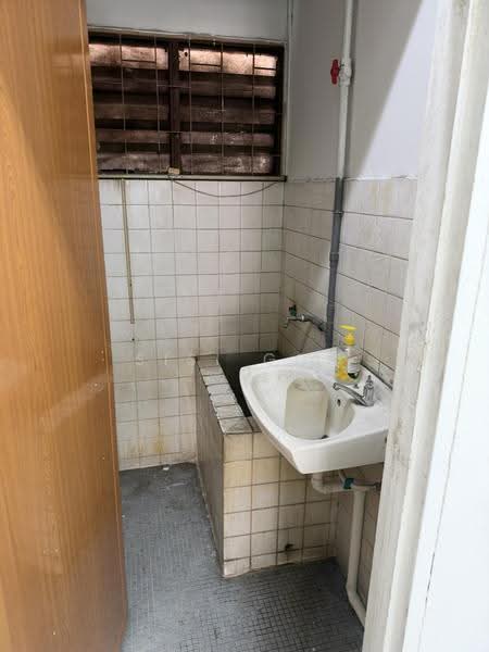 Kedai / Pejabat untuk Disewa di Pudu (KL City Centre) - Sisi Goh - Bathroom - PropertyGuru.com.my