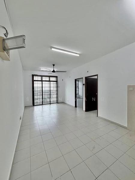 Pangsapuri untuk Dijual di Lake View Suites - Simon Wang - Living Room - PropertyGuru.com.my