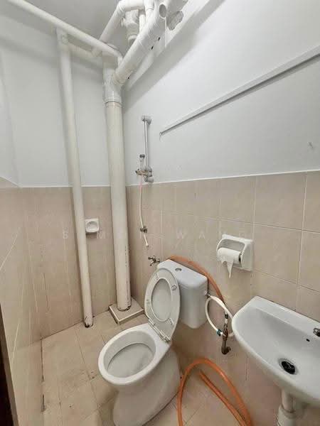 Pangsapuri untuk Dijual di Lake View Suites - Simon Wang - Bathroom - PropertyGuru.com.my