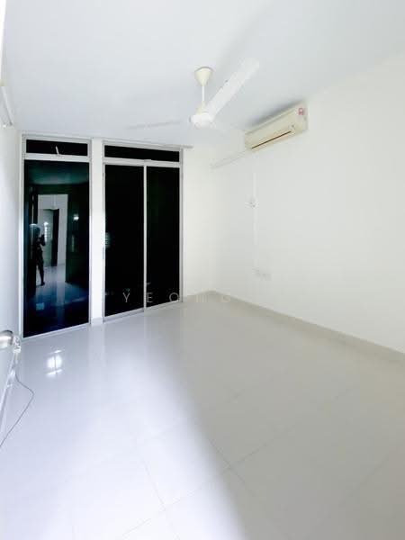 Rumah Bandar untuk Disewa di Cyber 11 (Cyberjaya) - Yeong . - Living Room - PropertyGuru.com.my