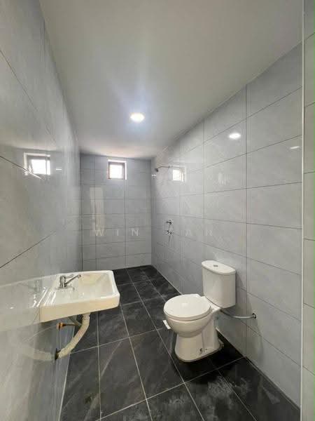 1-storey Terraced House for Sale in Taman Universiti (Sri Gading) - Win Tan - Bathroom - PropertyGuru.com.my