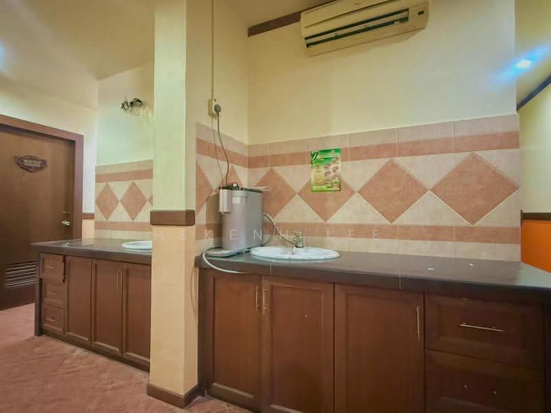 Apartment for Rent at Pusat Perniagaan Jalan Raja Uda - Hekenh Lee - Kitchen - PropertyGuru.com.my